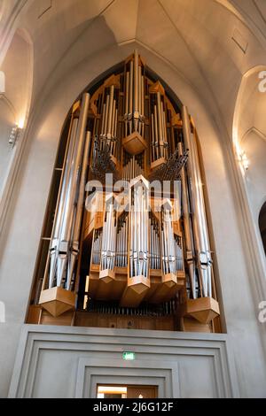 Hallgrimskirkja, eine Wahrzeichen-Kirche, in Reykjavík, Island, an einem bewölkten Morgen. Stockfoto
