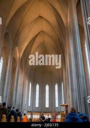 Hallgrimskirkja, eine Wahrzeichen-Kirche, in Reykjavík, Island, an einem bewölkten Morgen. Stockfoto