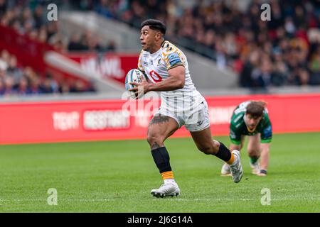 LONDON, GROSSBRITANNIEN. 01., Mai 2022. Malakai Fekitoa von Wesps (links) in Aktion während der Gallagher Premiership Rugby Match Runde 24 - London Irish vs Wesps im Community Stadium am Sonntag, 01. Mai 2022. LONDON, ENGLAND. Kredit: Taka G Wu/Alamy Live Nachrichten Stockfoto