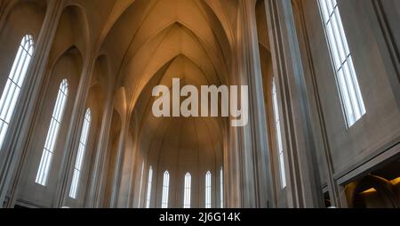 Hallgrimskirkja, eine Wahrzeichen-Kirche, in Reykjavík, Island, an einem bewölkten Morgen. Stockfoto