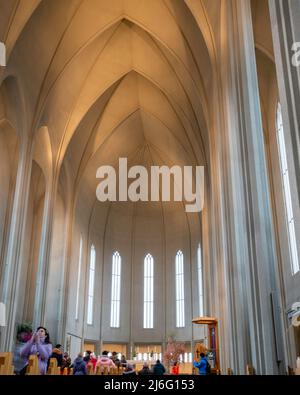 Hallgrimskirkja, eine Wahrzeichen-Kirche, in Reykjavík, Island, an einem bewölkten Morgen. Stockfoto
