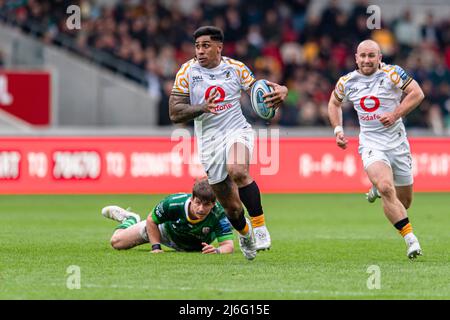 LONDON, GROSSBRITANNIEN. 01., Mai 2022. Malakai Fekitoa von Wesps (Mitte) in Aktion während der Gallagher Premiership Rugby Match Runde 24 - London Irish vs Wesps im Community Stadium am Sonntag, 01. Mai 2022. LONDON, ENGLAND. Kredit: Taka G Wu/Alamy Live Nachrichten Stockfoto