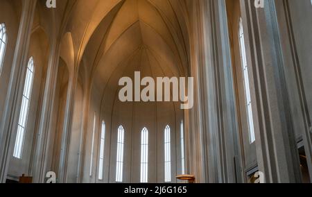 Hallgrimskirkja, eine Wahrzeichen-Kirche, in Reykjavík, Island, an einem bewölkten Morgen. Stockfoto