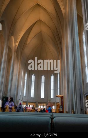 Hallgrimskirkja, eine Wahrzeichen-Kirche, in Reykjavík, Island, an einem bewölkten Morgen. Stockfoto