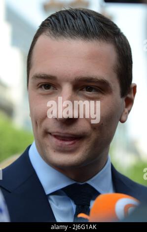 Jordan Bardella, Interimspräsident der RN, kam mit Verwandten der Partei, um einen Kranz am Fuß der Statue von Jeanne d'Arc zu legen Stockfoto