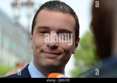 Jordan Bardella, Interimspräsident der RN, kam mit Verwandten der Partei, um einen Kranz am Fuß der Statue von Jeanne d'Arc zu legen Stockfoto