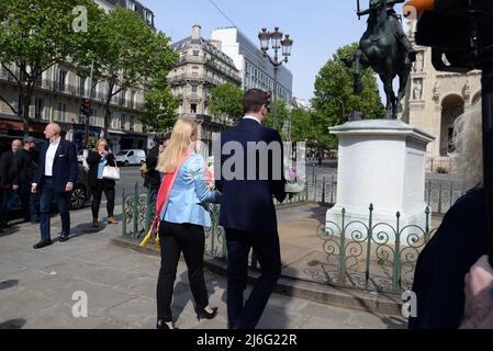 Jordan Bardella, Interimspräsident der RN, kam mit Verwandten der Partei, um einen Kranz am Fuß der Statue von Jeanne d'Arc zu legen Stockfoto