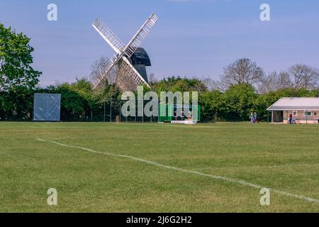 Das Neue Bradwell. Milton Keynes, Großbritannien, 24. April 2022: New Bradwell Cricket Ground mit New Bradwell Windmill im Hintergrund Stockfoto