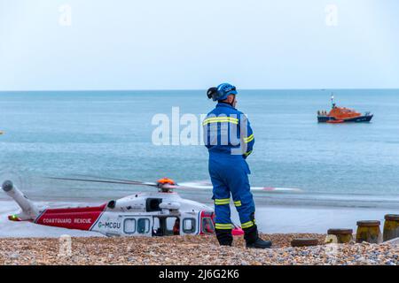 Eastbourne, Großbritannien, 1.. Mai 2022. Küstenwache, RNLI-Polizei und Krankenwagen reagierten auf Berichte von Personen im Meer in der Nähe des Eastbourne Pier. Tragischerweise starb das Opfer dieses Vorfalls am 4.. Mai 2022 im Royal Sussex County Hospital Brighton, das seine Familie bestätigt hat. Dem Opfer, Herrn Graham Coombes, wird angenommen, dass ein Einheimischer während des Fischens in Schwierigkeiten geraten ist. Ben hat sich beschwert, dass die Polizei Mitglieder der Öffentlichkeit, einschließlich eines Rettungsschwimmers, vor der Ankunft des Rettungsbootes daran gehindert hat, eine Rettung zu versuchen.Quelle: Newspics UK South/Alamy Live News Stockfoto