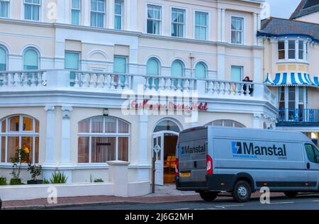 Eastbourne, Großbritannien, 1.. Mai 2022. Küstenwache, RNLI-Polizei und Krankenwagen reagierten auf Berichte von Personen im Meer in der Nähe des Eastbourne Pier. Tragischerweise starb das Opfer dieses Vorfalls am 4.. Mai 2022 im Royal Sussex County Hospital Brighton, das seine Familie bestätigt hat. Dem Opfer, Herrn Graham Coombes, wird angenommen, dass ein Einheimischer während des Fischens in Schwierigkeiten geraten ist. Ben hat sich beschwert, dass die Polizei Mitglieder der Öffentlichkeit, einschließlich eines Rettungsschwimmers, vor der Ankunft des Rettungsbootes daran gehindert hat, eine Rettung zu versuchen.Quelle: Newspics UK South/Alamy Live News Stockfoto