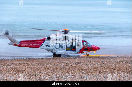 Eastbourne, Großbritannien, 1.. Mai 2022. Küstenwache, RNLI-Polizei und Krankenwagen reagierten auf Berichte von Personen im Meer in der Nähe des Eastbourne Pier. Tragischerweise starb das Opfer dieses Vorfalls am 4.. Mai 2022 im Royal Sussex County Hospital Brighton, das seine Familie bestätigt hat. Dem Opfer, Herrn Graham Coombes, wird angenommen, dass ein Einheimischer während des Fischens in Schwierigkeiten geraten ist. Ben hat sich beschwert, dass die Polizei Mitglieder der Öffentlichkeit, einschließlich eines Rettungsschwimmers, vor der Ankunft des Rettungsbootes daran gehindert hat, eine Rettung zu versuchen.Quelle: Newspics UK South/Alamy Live News Stockfoto