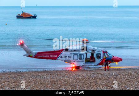 Eastbourne, Großbritannien, 1.. Mai 2022. Küstenwache, RNLI-Polizei und Krankenwagen reagierten auf Berichte von Personen im Meer in der Nähe des Eastbourne Pier. Tragischerweise starb das Opfer dieses Vorfalls am 4.. Mai 2022 im Royal Sussex County Hospital Brighton, das seine Familie bestätigt hat. Dem Opfer, Herrn Graham Coombes, wird angenommen, dass ein Einheimischer während des Fischens in Schwierigkeiten geraten ist. Ben hat sich beschwert, dass die Polizei Mitglieder der Öffentlichkeit, einschließlich eines Rettungsschwimmers, vor der Ankunft des Rettungsbootes daran gehindert hat, eine Rettung zu versuchen.Quelle: Newspics UK South/Alamy Live News Stockfoto