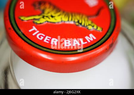 Viersen, Deutschland - Mai 9. 2022: Nahaufnahme der Deckel Deckel mit asiatischen analgetischen Hitze Tiger Balsam reiben Salbe Stockfoto