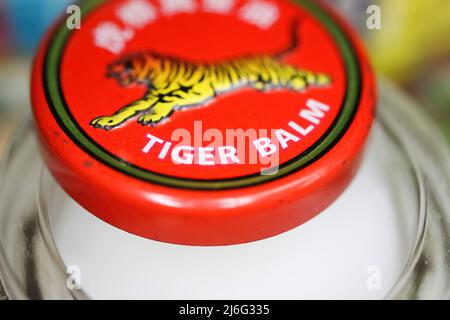 Viersen, Deutschland - Mai 9. 2022: Nahaufnahme der Deckel Deckel mit asiatischen analgetischen Hitze Tiger Balsam reiben Salbe Stockfoto