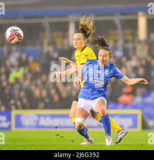 Birmingham, Großbritannien. 01.. Mai 2022. Birmingham und Chelsea kämpfen um den Ball &#XA;&#XA;während des Womens Super League-Spiels zwischen Birmingham City &amp; Chelsea im St Andrews Stadium in Birmingham, England Karl W Newton/Sports Press Photos (SPP) Credit: SPP Sport Press Photo. /Alamy Live News Stockfoto