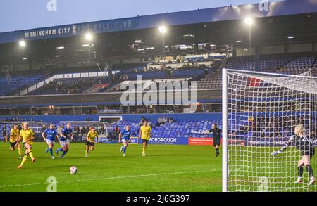 Birmingham, Großbritannien. 01.. Mai 2022. Pernille Harder (23 Chelsea) nimmt und erzielt die Strafe, die Chelsea das Spiel gewinnt &#XA; während des Womens Super League-Spiels zwischen Birmingham City &amp; Chelsea im St Andrews Stadium in Birmingham, England Karl W Newton/Sports Press Photos (SPP) Kredit: SPP Sport Press Foto. /Alamy Live News Stockfoto