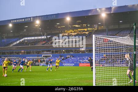 Birmingham, Großbritannien. 01.. Mai 2022. Pernille Harder (23 Chelsea) nimmt und erzielt die Strafe, die Chelsea das Spiel gewinnt &#XA; während des Womens Super League-Spiels zwischen Birmingham City &amp; Chelsea im St Andrews Stadium in Birmingham, England Karl W Newton/Sports Press Photos (SPP) Kredit: SPP Sport Press Foto. /Alamy Live News Stockfoto