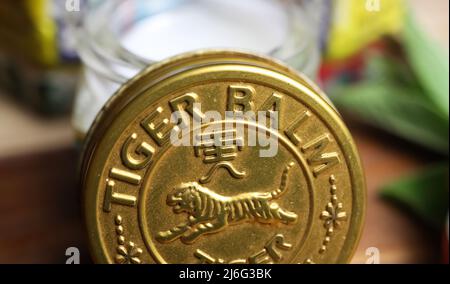 Viersen, Deutschland - Mai 9. 2022: Nahaufnahme der Deckel Deckel mit asiatischen analgetischen Hitze Tiger Balsam reiben Salbe Stockfoto