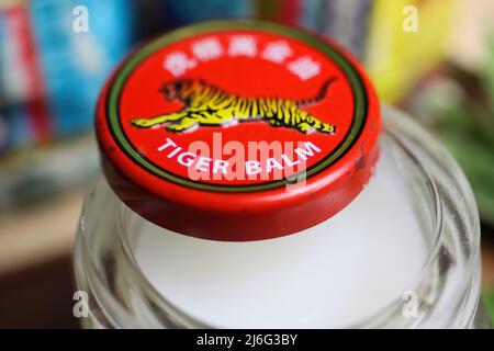 Viersen, Deutschland - Mai 9. 2022: Nahaufnahme der Deckel Deckel mit asiatischen analgetischen Hitze Tiger Balsam reiben Salbe Stockfoto