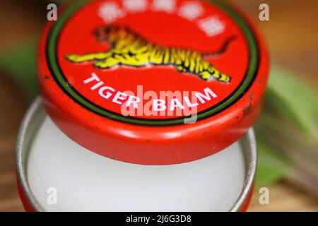 Viersen, Deutschland - Mai 9. 2022: Nahaufnahme der Deckel Deckel mit asiatischen analgetischen Hitze Tiger Balsam reiben Salbe Stockfoto