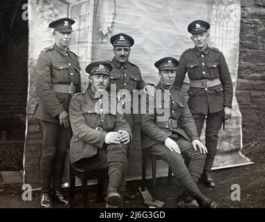 Ein Porträt eines britischen Soldaten aus dem Ersten Weltkrieg aus dem Royal Regiment der Königin (West Surrey). Stockfoto