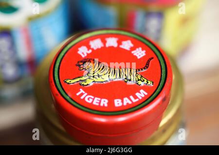 Viersen, Deutschland - Mai 9. 2022: Nahaufnahme der Deckel Deckel mit asiatischen analgetischen Hitze Tiger Balsam reiben Salbe Stockfoto