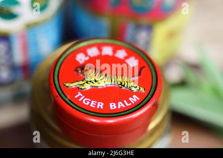 Viersen, Deutschland - Mai 9. 2022: Nahaufnahme der Deckel Deckel mit asiatischen analgetischen Hitze Tiger Balsam reiben Salbe Stockfoto