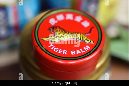 Viersen, Deutschland - Mai 9. 2022: Nahaufnahme der Deckel Deckel mit asiatischen analgetischen Hitze Tiger Balsam reiben Salbe Stockfoto