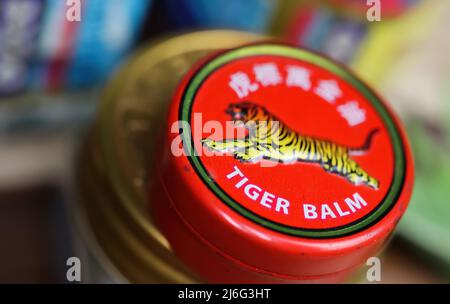 Viersen, Deutschland - Mai 9. 2022: Nahaufnahme der Deckel Deckel mit asiatischen analgetischen Hitze Tiger Balsam reiben Salbe Stockfoto