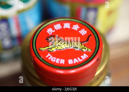 Viersen, Deutschland - Mai 9. 2022: Nahaufnahme der Deckel Deckel mit asiatischen analgetischen Hitze Tiger Balsam reiben Salbe Stockfoto