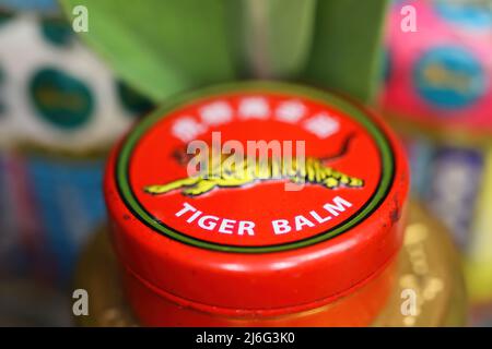 Viersen, Deutschland - Mai 9. 2022: Nahaufnahme der Deckel Deckel mit asiatischen analgetischen Hitze Tiger Balsam reiben Salbe Stockfoto