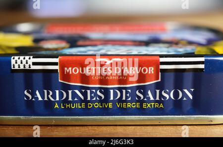 Viersen, Deutschland - Mai 9. 2022: Nahaufnahme von isolierten saisonalen französischen bretonischen mouettes d arvor Sardinen in Olivenöl Stockfoto