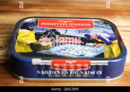 Viersen, Deutschland - Mai 9. 2022: Nahaufnahme von isolierten saisonalen französischen bretonischen mouettes d arvor Sardinen in Olivenöl Stockfoto