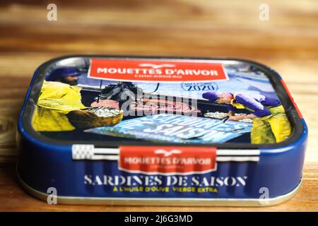 Viersen, Deutschland - Mai 9. 2022: Nahaufnahme von isolierten saisonalen französischen bretonischen mouettes d arvor Sardinen in Olivenöl Stockfoto