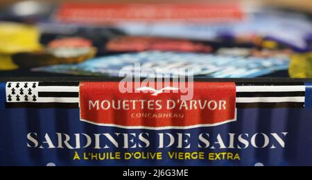 Viersen, Deutschland - Mai 9. 2022: Nahaufnahme von isolierten saisonalen französischen bretonischen mouettes d arvor Sardinen in Olivenöl Stockfoto