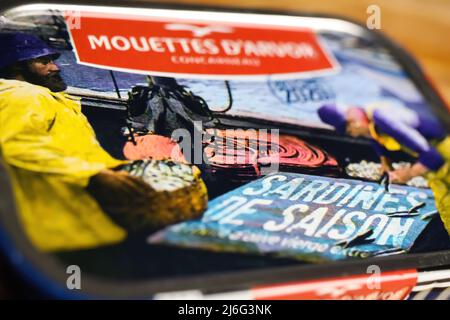 Viersen, Deutschland - Mai 9. 2022: Nahaufnahme von isolierten saisonalen französischen bretonischen mouettes d arvor Sardinen in Olivenöl Stockfoto