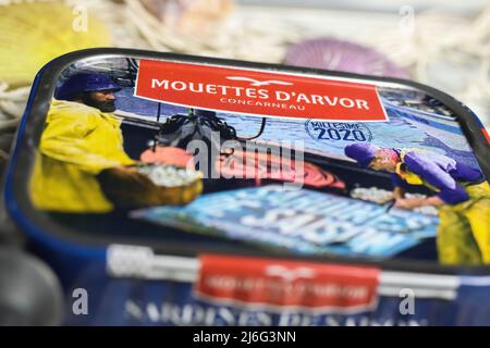 Viersen, Deutschland - Mai 9. 2022: Nahaufnahme von isolierten saisonalen französischen bretonischen mouettes d arvor Sardinen in Olivenöl Stockfoto