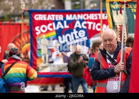 Banner am Manchester May Day am Sonntag, 1. Mai. Arbeiter versammelten sich um 11:15am Uhr auf dem Petersplatz für den 11:30am. märz um 1pm Uhr in Sackville Gardens für das Festival der Reden, darunter vom Ratsvorsitzenden Bev Craig, Live-Musik, Essen, Trinken und Ständen. Kredit: GaryRobertsphotography/Alamy Live Nachrichten Stockfoto