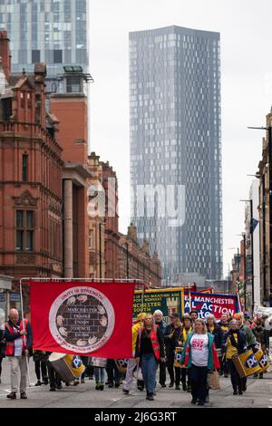 Manchester May Day am Sonntag, 1. Mai. Arbeiter versammelten sich um 11:15am Uhr auf dem Petersplatz für den 11:30am. märz um 1pm Uhr in Sackville Gardens für das Festival der Reden, darunter vom Ratsvorsitzenden Bev Craig, Live-Musik, Essen, Trinken und Ständen. Zu den laufenden lokalen Streitigkeiten gehören der RMT Trans Pennine Express-Zahlungsstreit und die Unite-Mitglieder bei CHEP, die seit dem 17. Dezember kontinuierlich streiken - der längste Streik in der Geschichte von Unite. Kredit: GaryRobertsphotography/Alamy Live Nachrichten Stockfoto