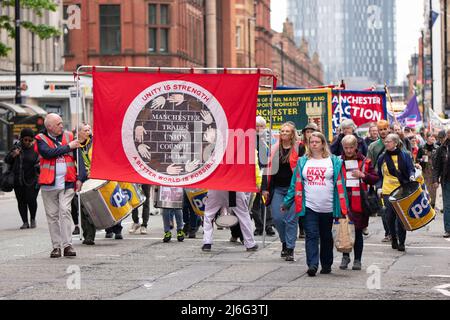 Manchester May Day am Sonntag, 1. Mai. Arbeiter versammelten sich um 11:15am Uhr auf dem Petersplatz für den 11:30am. märz um 1pm Uhr in Sackville Gardens für das Festival der Reden, darunter vom Ratsvorsitzenden Bev Craig, Live-Musik, Essen, Trinken und Ständen. Zu den laufenden lokalen Streitigkeiten gehören der RMT Trans Pennine Express-Zahlungsstreit und die Unite-Mitglieder bei CHEP, die seit dem 17. Dezember kontinuierlich streiken - der längste Streik in der Geschichte von Unite. Kredit: GaryRobertsphotography/Alamy Live Nachrichten Stockfoto