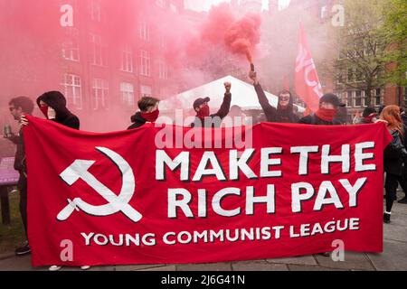 Junge kommunistische Liga am Manchester May Day am Sonntag, 1. Mai. Arbeiter versammelten sich um 11:15am Uhr auf dem Petersplatz für den 11:30am. märz um 1pm Uhr in Sackville Gardens für das Festival der Reden, darunter vom Ratsvorsitzenden Bev Craig, Live-Musik, Essen, Trinken und Ständen. Kredit: GaryRobertsphotography/Alamy Live Nachrichten Stockfoto