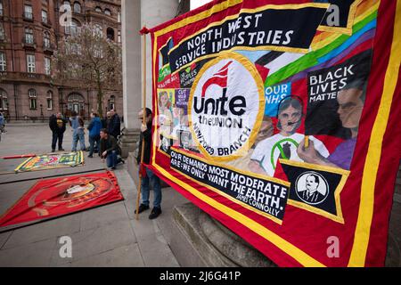 Unite Union Banner am Manchester May Day am Sonntag, den 1. Mai. Arbeiter versammelten sich um 11:15am Uhr auf dem Petersplatz für den 11:30am. märz um 1pm Uhr in Sackville Gardens für das Festival der Reden, darunter vom Ratsvorsitzenden Bev Craig, Live-Musik, Essen, Trinken und Ständen. Kredit: GaryRobertsphotography/Alamy Live Nachrichten Stockfoto
