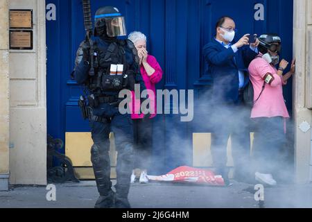 Mitglieder der Öffentlichkeit geriet in das Tränengas der Polizei, das abgefeuert wurde, um Demonstranten zu zerstreuen. Tausende kommen zu den Kundgebungen zum 1. Mai. Demonstranten marschierten durch die Stadt und forderten sozialen Fortschritt in einer Gesellschaft, die um die Zukunft des Planeten und eine Welt in Frieden besorgt war. Historisch gesehen ist der 1.. Mai der Internationale Tag der Arbeit, der an die Arbeiter und die Arbeiterklasse erinnert. Stockfoto