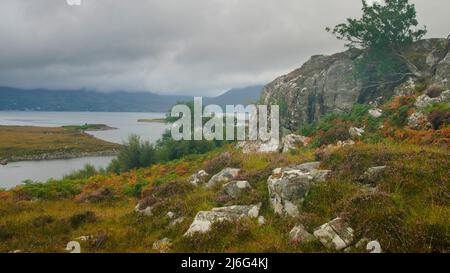 Torridon, Schottland: 6. September 2021: Oberes Loch Torridon und Hügel von nahe Shieldaig, Ross, Highlands, Schottland Stockfoto