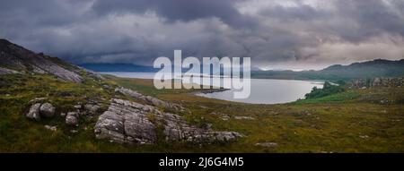 Torridon, Schottland: 6. September 2021: Oberes Loch Torridon und Hügel von nahe Shieldaig, Ross, Highlands, Schottland Stockfoto