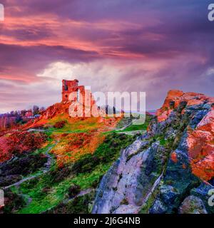 Lauch, Großbritannien - 20. November 2021: Winterlicht mit goldener Stunde auf Mow Cop Castle Folly, Cheshire, Großbritannien Stockfoto