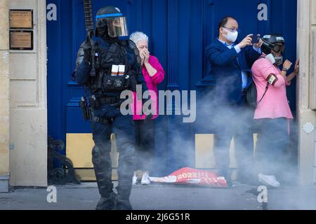 Mitglieder der Öffentlichkeit geriet in das Tränengas der Polizei, das abgefeuert wurde, um Demonstranten zu zerstreuen. Tausende kommen zu den Kundgebungen zum 1. Mai. Demonstranten marschierten durch die Stadt und forderten sozialen Fortschritt in einer Gesellschaft, die um die Zukunft des Planeten und eine Welt in Frieden besorgt war. Historisch gesehen ist der 1.. Mai der Internationale Tag der Arbeit, der an die Arbeiter und die Arbeiterklasse erinnert. (Foto von Andy Barton / SOPA Images/Sipa USA) Stockfoto