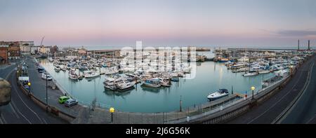 Ramsgate, Großbritannien - April 20 2022 Panoramabild des historischen Royal Harbour bei Einbruch der Dunkelheit. Das innere und äußere Becken des Hafens, plus die Hafenmauer an Stockfoto