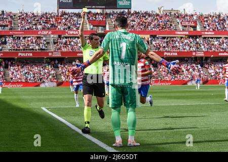 1. Mai 2022, Granada, Granada, Spanien: Matias Ezequiel Dituro von RC Celta zeigt eine gelbe Karte des Schiedsrichters martinez munuera während des Liga-Spiels zwischen Granada CF und RC Celta im Nuevo Los Carmenes Stadion am 1. Mai 2022 in Granada, Spanien (Bildquelle: © Jose M. Baldomero/Pacific Press via ZUMA Press Wire) Stockfoto