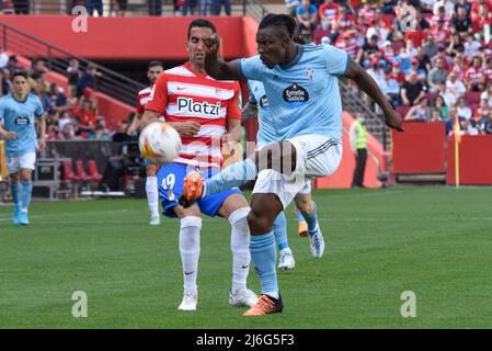 1. Mai 2022, Granada, Granada, Spanien: Joseph Aidoo von RC Celta macht den Ball frei gegen Angel Montoro von Granada CF während des Liga-Spiels zwischen Granada CF und RC Celta im Nuevo Los Carmenes Stadium am 1. Mai 2022 in Granada, Spanien (Bildquelle: © Jose M. Baldomero/Pacific Press via ZUMA Press Wire) Stockfoto